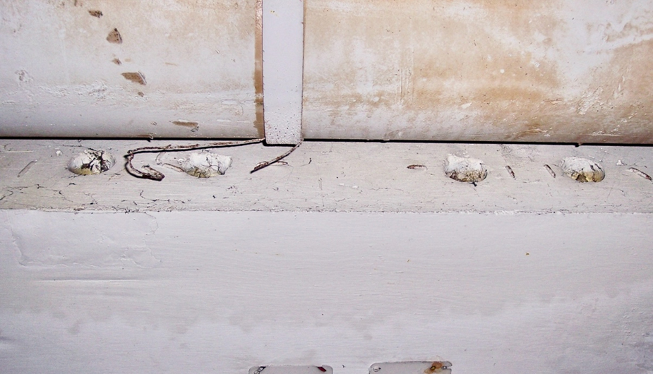 Unfilled anchor pockets located at interior expansion joint